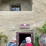 091 - Via een smalle ingang gingen we naar de ballustade van het kasteel